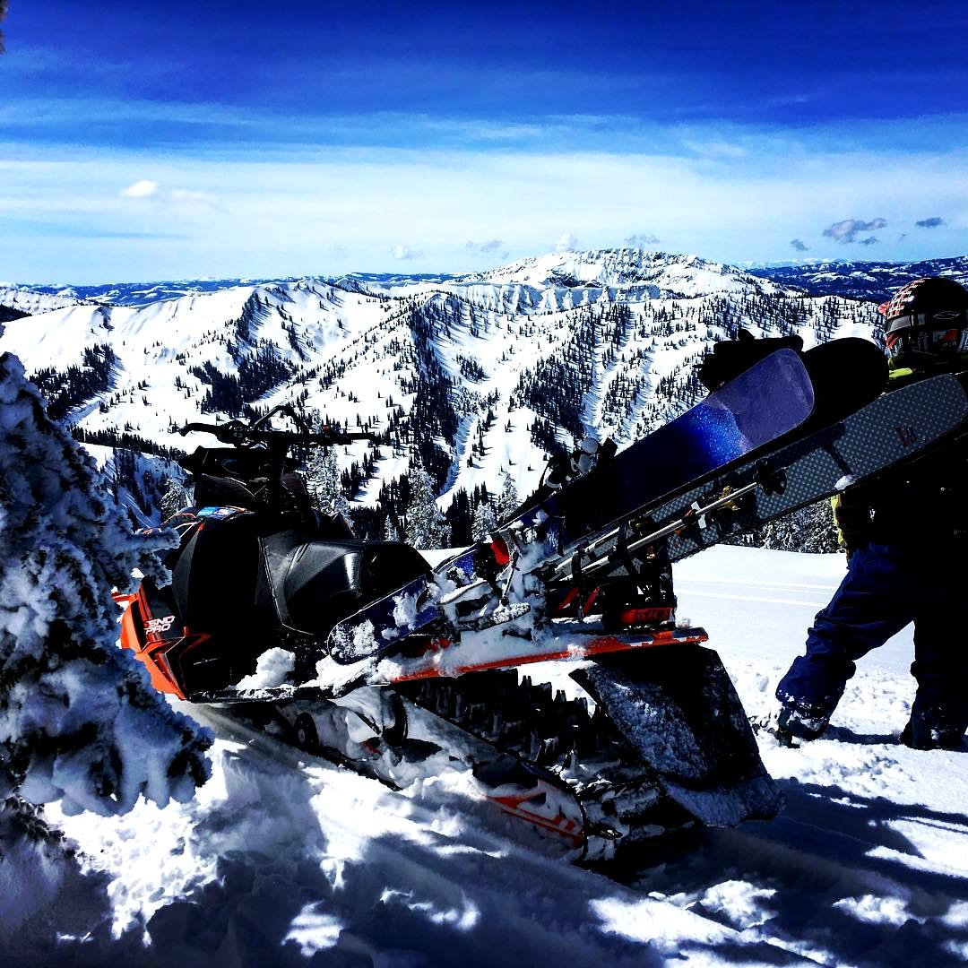 fahrenheitAI's tweet photo. Two of my favorite things!! Awesome day!
***
credit to @strainsean
#sledski #godscountry #snowmobiling #sled #slednez #extraevil https://t.co/Z1xvagdSUi