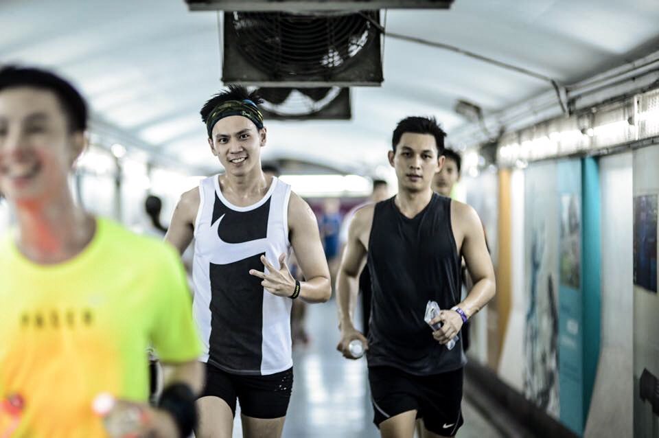 doctarmX's tweet photo. จะวิ่งเหนื่อยแค่ไหน กล้องมาก็พร้อมทุกสถานการณ์ #NRCBKK #runbyrebels https://t.co/dtZXR3vniF