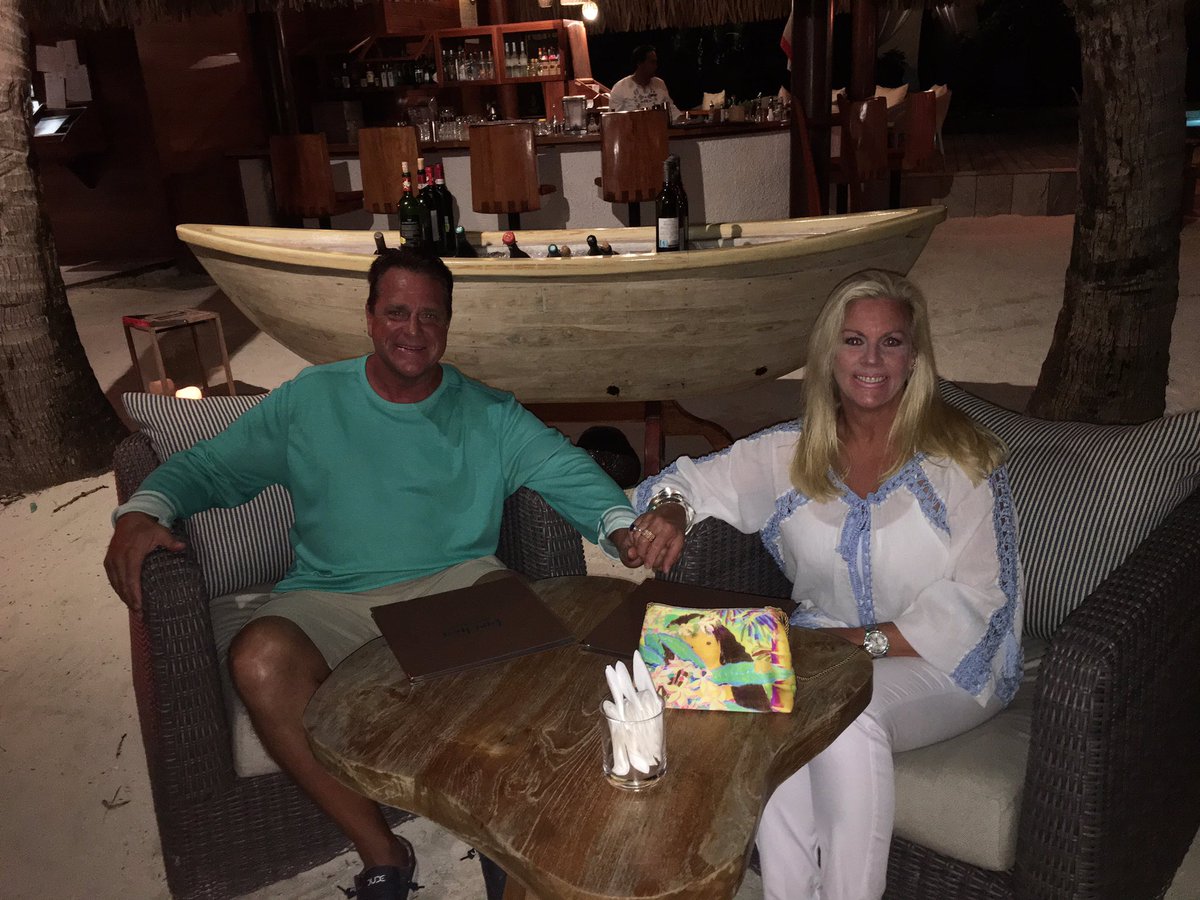 SGMerritt's tweet photo. Romantic dinner on the beach in Bora Bora! #Paradise #HappyAnniversary #LoveBirds       ❤️😘🏝🤙 https://t.co/hQs8EAK5bj