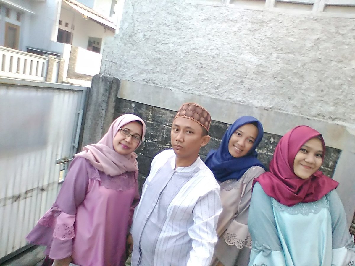 Andricute8's tweet photo. Selamat hari raya idul Fitri mohon maaf lahir dan batin @isari68 @MelaniLSuharli https://t.co/2mfBYsGKV2