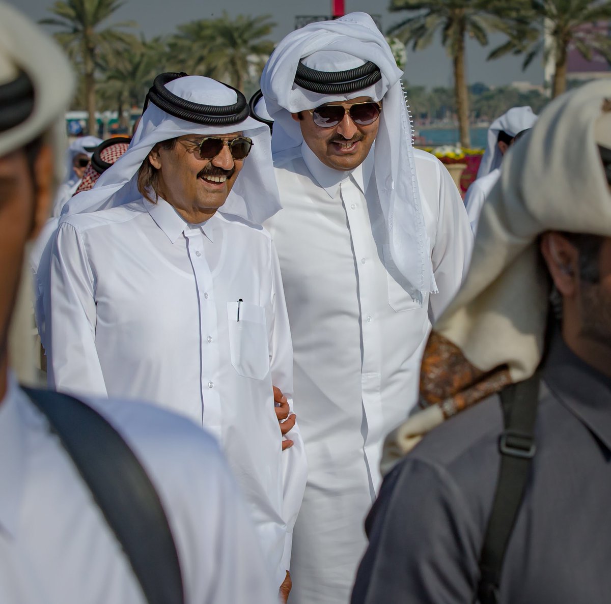 في هذا الْيَوْمَ
ترجل فارس ونهض فارس
وكالسلف كان الخلف
قوي الهمم
كريم الشيم
يسمو بنفس الخلق
يسير بذات الطرق
دام عزك يا#تميم
ويطول عمر #حمد