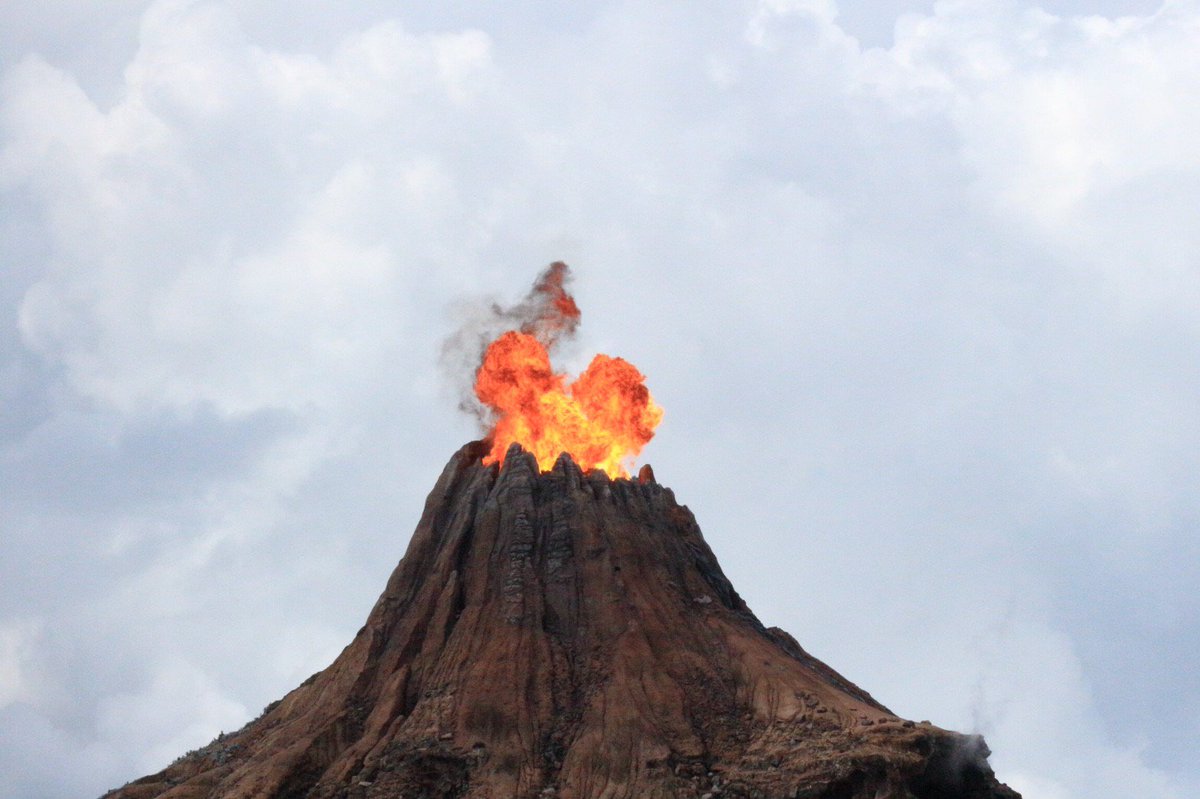 りっきー 妹がついにこの瞬間を激写 プロメテウス火山の噴火がちょいミッキーシェイプ