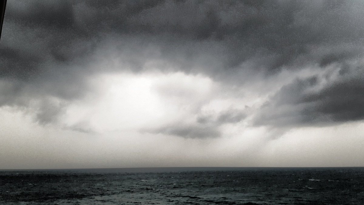 7density's tweet image. Finally a dramatic storm develops over the northern part of #Italy and so the humidity drops - what a welcome relief! @ElsenburgWine