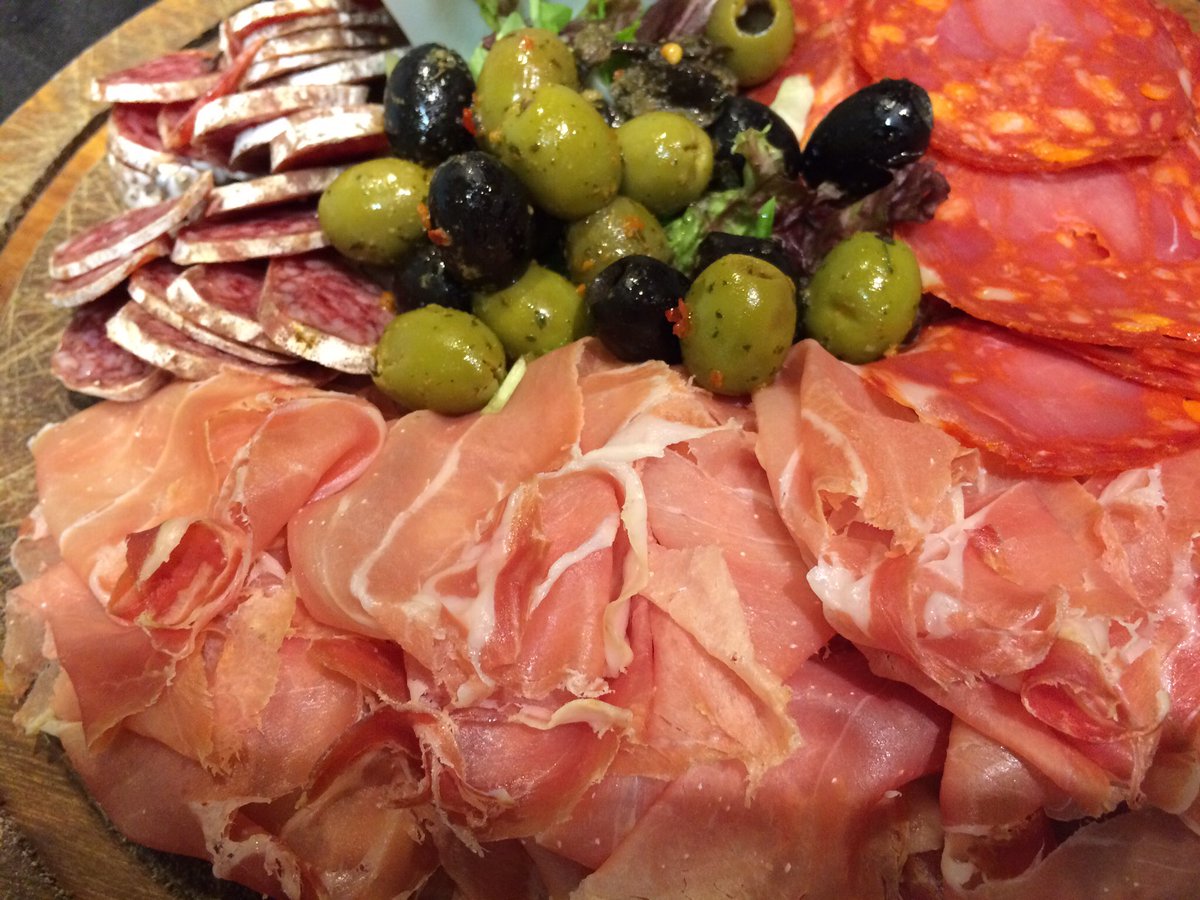Een heerlijk dagje om jezelf eens te verwennen...de weergoden slaan een dagje over!#ontbijt #lunch #tapas #ZMB Fijne dag!