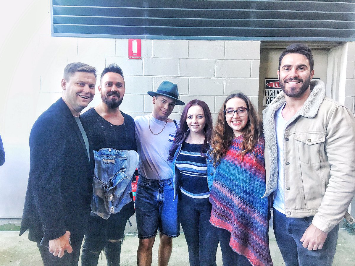 csjlemonaid's tweet photo. Hanging out with these awsome people while waiting in line!! Make sure to vote for Spencer Jones!!! https://t.co/6IJXj14dBZ