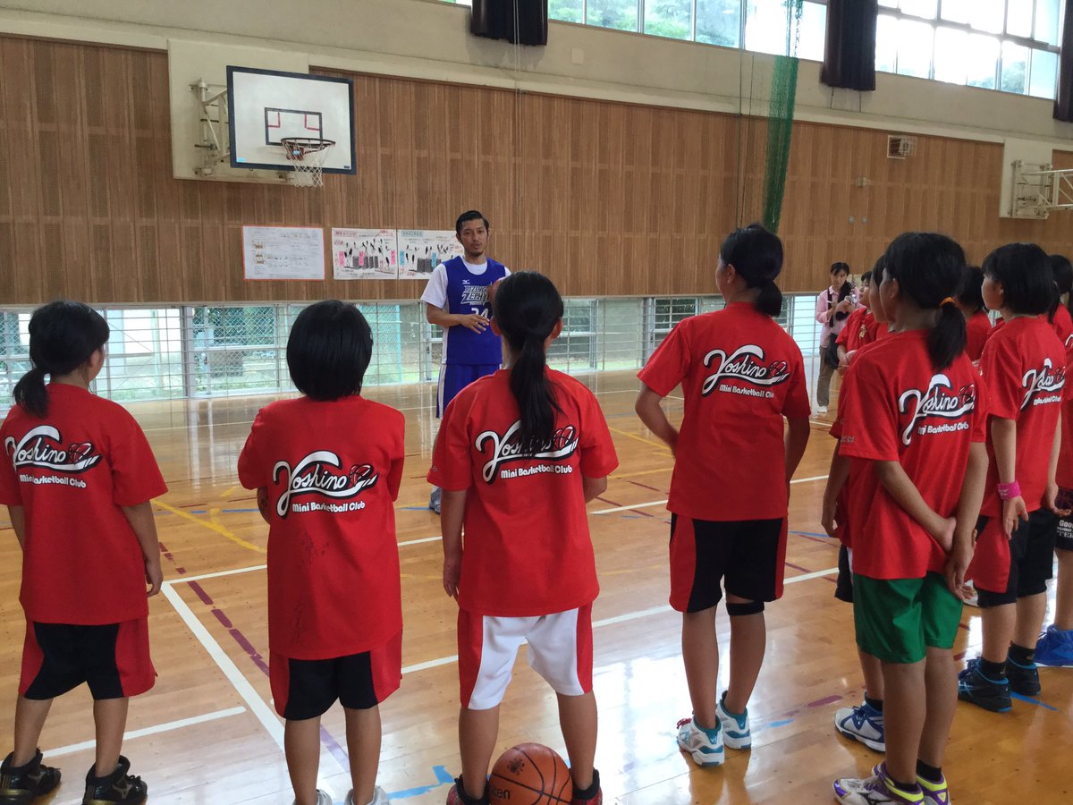 ライジングゼファーフクオカ 公式 On Twitter 本日 大牟田市立吉野小学校にて吉野キッズミニバスケットボールクラブの皆さんと一緒に バスケットクリニックを開催してきました ゼファーからは石谷選手が参加 子供達も始めは緊張していた様子でしたが最後には石谷