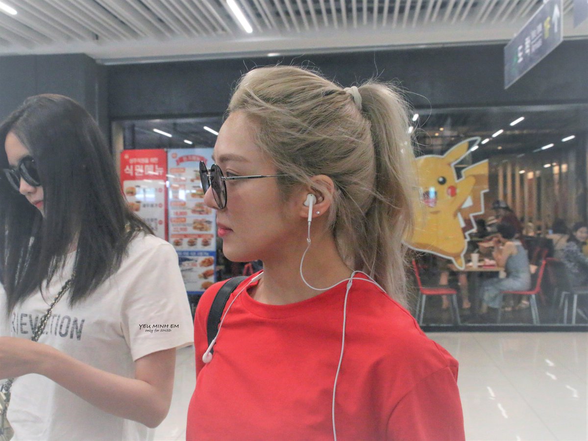 [PIC][19-06-2017]TaeYeon - Tiffany - HyoYeon và YoonA khởi hành đi Jeju để tham dự "SMTOWN FRIENDS WORKSHOP IN JEJU 2017" vào sáng nay - Page 3 DDJkCSsUMAEz-1R