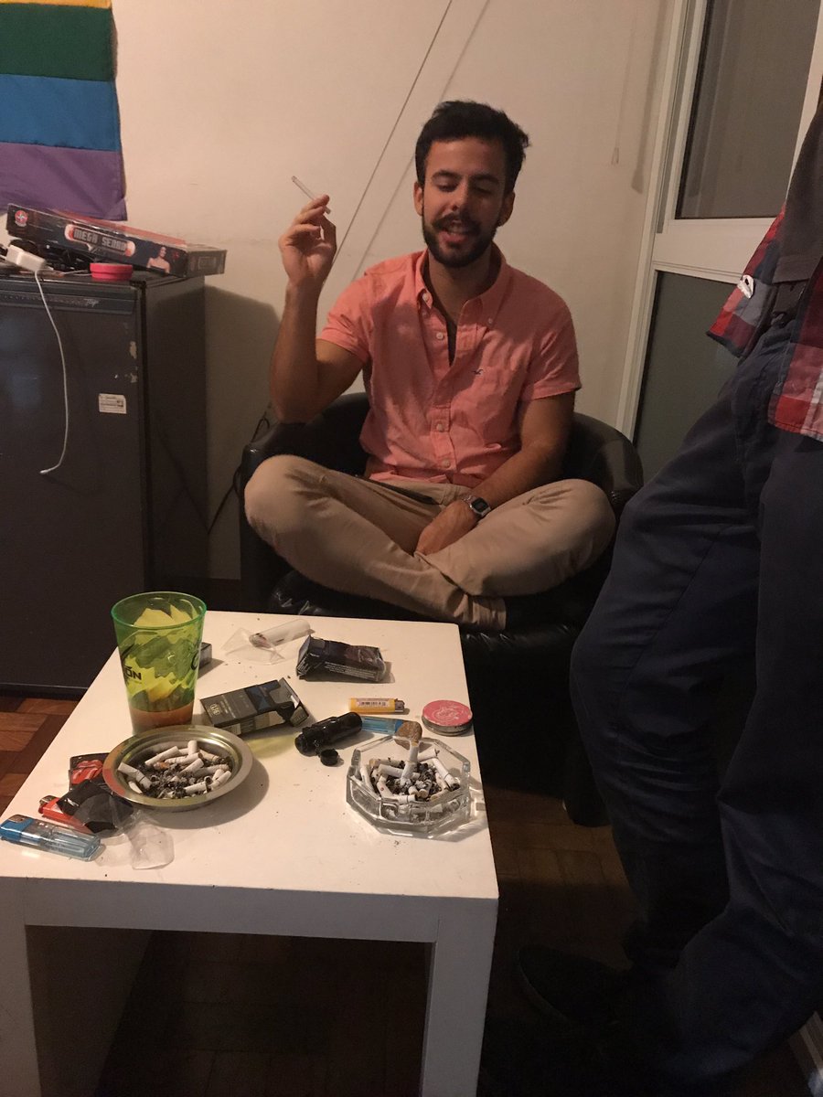 Nao sei voces, mas eu acordo a amiga pra fumar um cigarro <a href="/dannribeiro/">dani</a>