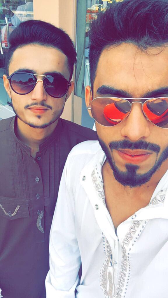 zeuzuu1's tweet photo. #eid 2k17 #bro❤️@OyeUmair https://t.co/WtN0T89wRr