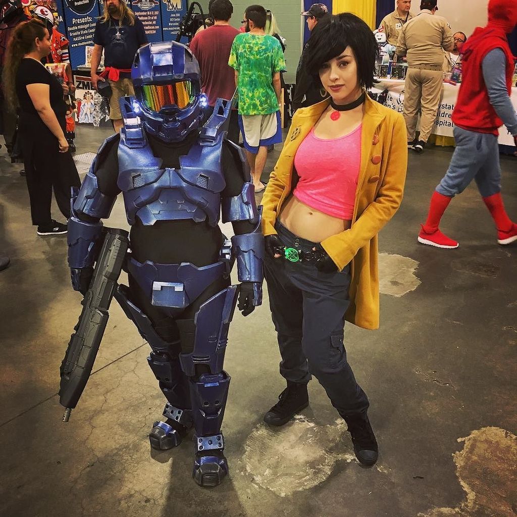 GiveWave's tweet photo. 2 lovely #givewavestudios ladies at #massivecomiccon today ^_^ ... #halo #redvsblue #jubilee #xmen #marvel #cosplay #eva #evafoam #prop #pr… https://t.co/NPkZxseS2V