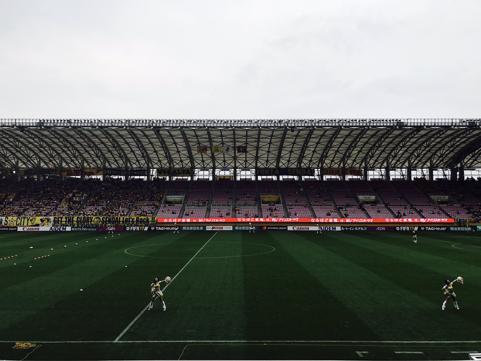 𝑺𝑨𝑺𝑨 J1 16th 仙台 C大阪 18 00 ユアスタ 今日はこの位置で観戦 ユアスタのss指定席 はメインスタンド側のサイドラインがキッチリ見えるc6列37 72番がオススメ 座席指定で購入出来るなら積極的に狙いたい Vegalta ユアスタ Jリーグ