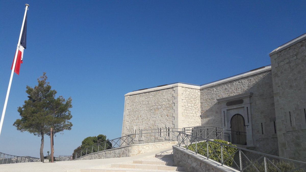 Le mémorial se loge en partie dans une tour défensive  du XIXème inscrit aux monuments historiques #heritageMW