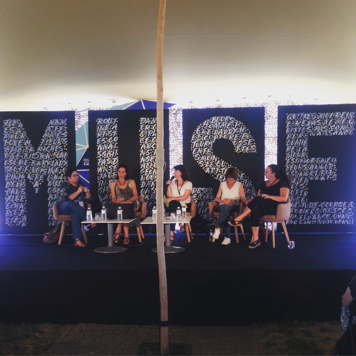 CausetteFestiv's tweet photo. « Education et égalité : c’est bon pour les filles et pour les garçons ! » 🗯

Avec l'œuvre de @TyrsaMisu en arrière plan ! https://t.co/XdqvBfaDU4