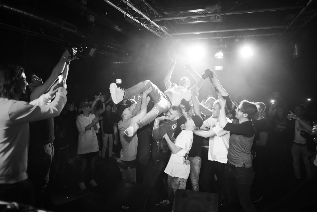 Roberto_Tan's tweet photo. DE DANSEN IN DE REGEN RELEASE PARTY WAS MASTER! https://t.co/pjlh7cgMlX