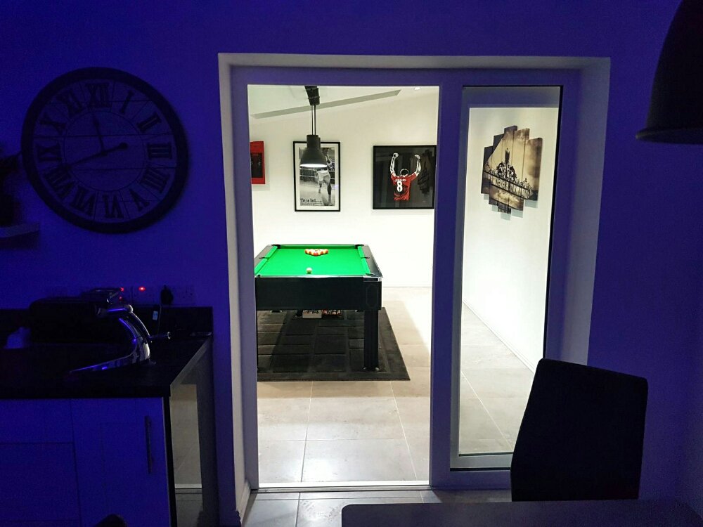 JacobsonModular's tweet image. 5x4m pool room with triple glazed rosewood and white frames.  Delivered and installed in hours #belfast #northernireland #modular