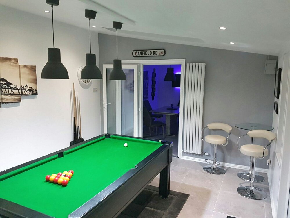 JacobsonModular's tweet image. 5x4m pool room with triple glazed rosewood and white frames.  Delivered and installed in hours #belfast #northernireland #modular