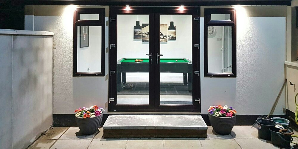 JacobsonModular's tweet image. 5x4m pool room with triple glazed rosewood and white frames.  Delivered and installed in hours #belfast #northernireland #modular