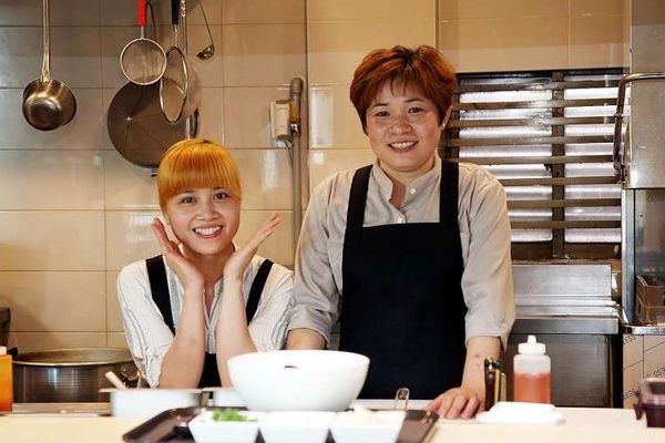 GEFeminin's tweet photo. Ji-Hey Lee a fondé #Oyori pour permettre l'independance des femmes fragilisées grâce à la cuisine #ImpactJournalism https://t.co/WPEv1DeuDY https://t.co/8YZFdwEzSt
