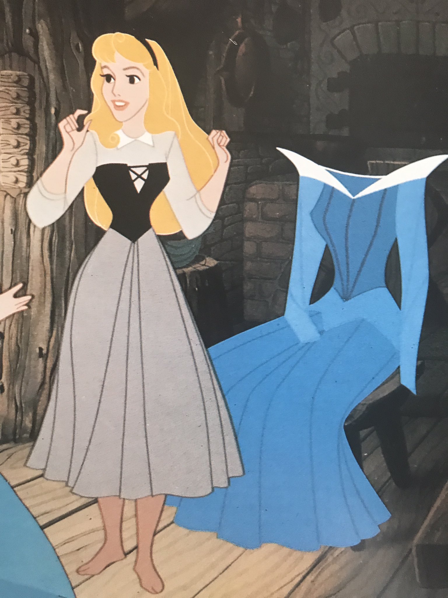 エメ オーロラ姫ですね 映画を観た事のない人から よく聞かれますが オーロラ姫のドレスは 元々は青でした ラストシーンで魔法により ピンクになったり 青に戻ったりしますが 本来は青です 青いドレスでグリにも出てました 青ドレスが消えたのは