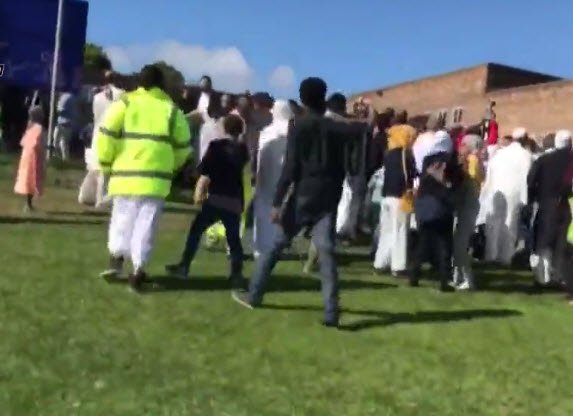 DailySabahDE's tweet photo. EILMELDUNG — Auto rast in der Nähe einer Moschee in Newcastle auf Muslime die sich nach dem Ramadan-Festgebet gratulierten: 5 Verletzte https://t.co/aCPZRzSd9u