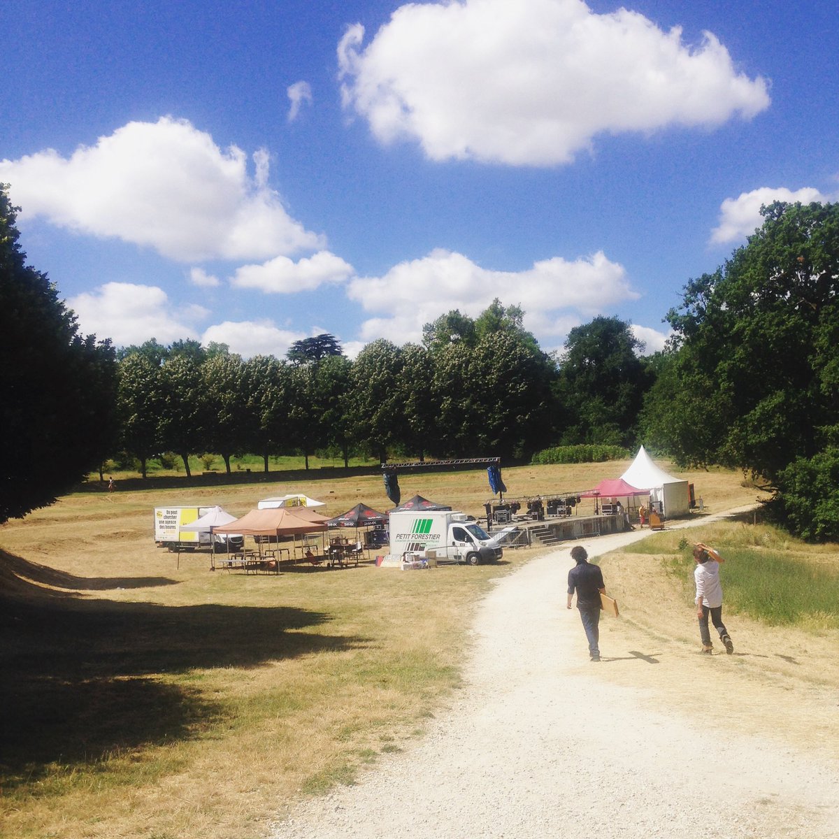 CausetteFestiv's tweet photo. Il fait beau, la scène des concerts de ce soir se prépare... on est bien au #Festivalsolidaire ! Rdv à 18h avec @allezlesfilles ! ☀️ https://t.co/JbNfkopewv