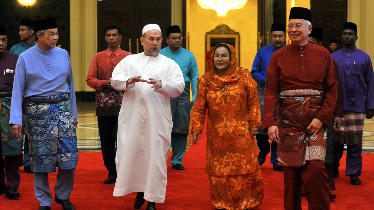 NajibRazak's tweet photo. 1 Syawal hari ini,menghadap SPB YDPA Sultan Muhammad V td sempena Aidilfitri. Moga Tuanku sentiasa diberkati,dirahmati Allah (Foto Bernama) https://t.co/XgjzL7YH9n