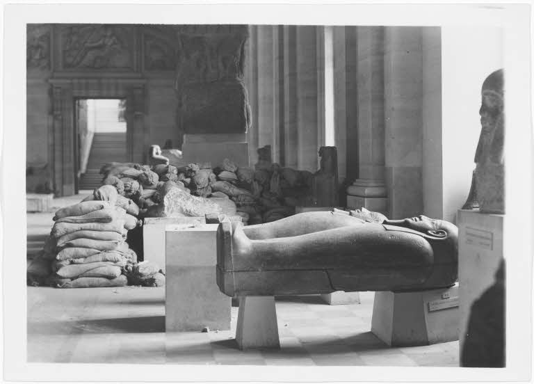 MuseeLouvre's tweet photo. De 1938 à 1940, des milliers d'œuvres sont empaquetées puis évacuées du Louvre en région afin d’être préservées #HeritageMW #MuseumWeek https://t.co/T3vSWP6ito