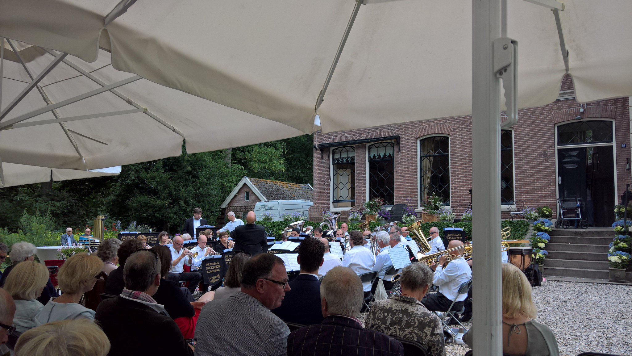 Jo-Annes de Bat on Twitter: "Jaarlijkse tuinconcert van Brassband