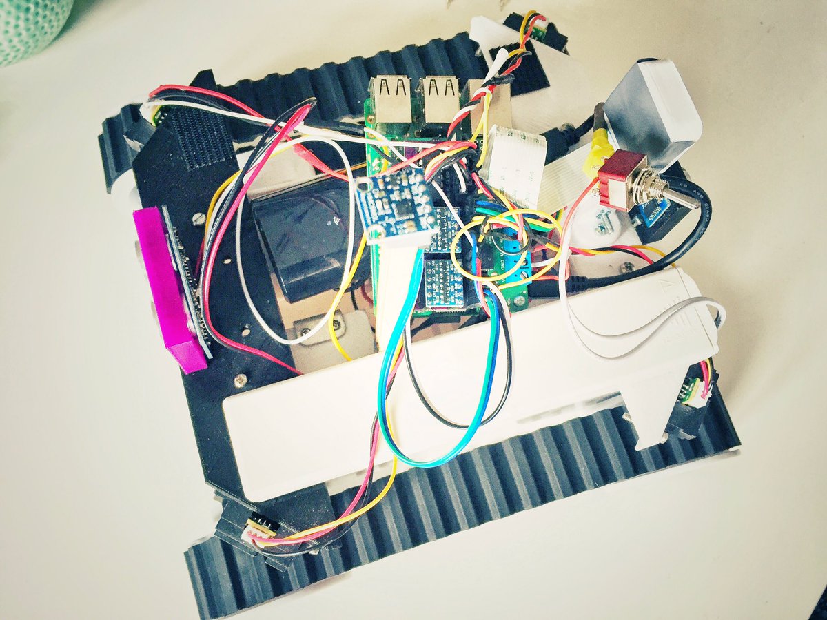 RobertHoert's tweet photo. #APP4MC #Rover now with 7.2V engine power and a 2 stage power switch (no more usb pluggingπ) https://t.co/Vq1jkhrrjX
