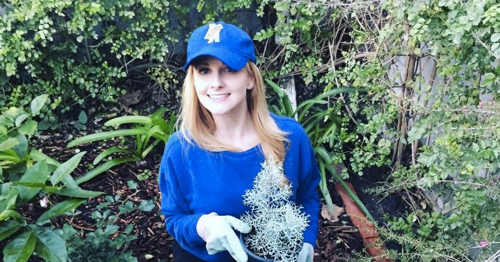 Hats off and happy birthday to Melissa Rauch!   