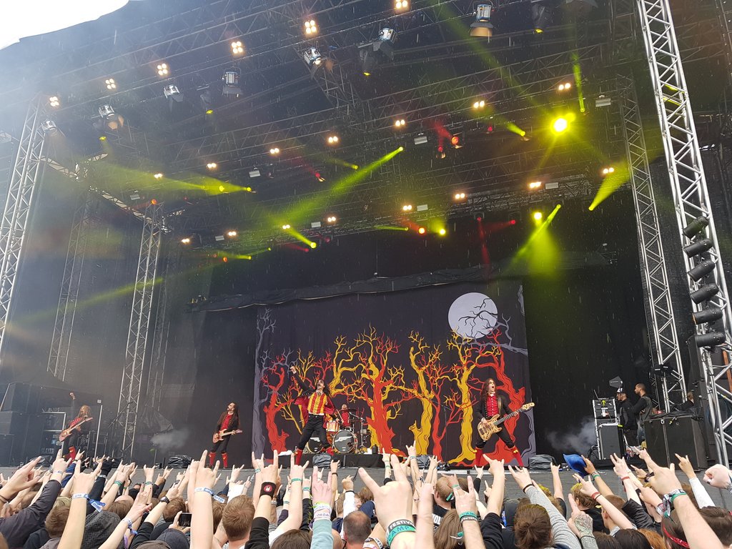 MBrendvik's tweet photo. @AVATARmetal You guys were freaking amazing @tonsofrock!😍 You got yourselves a huuuge new fan!🤘 https://t.co/FcHT3N199w