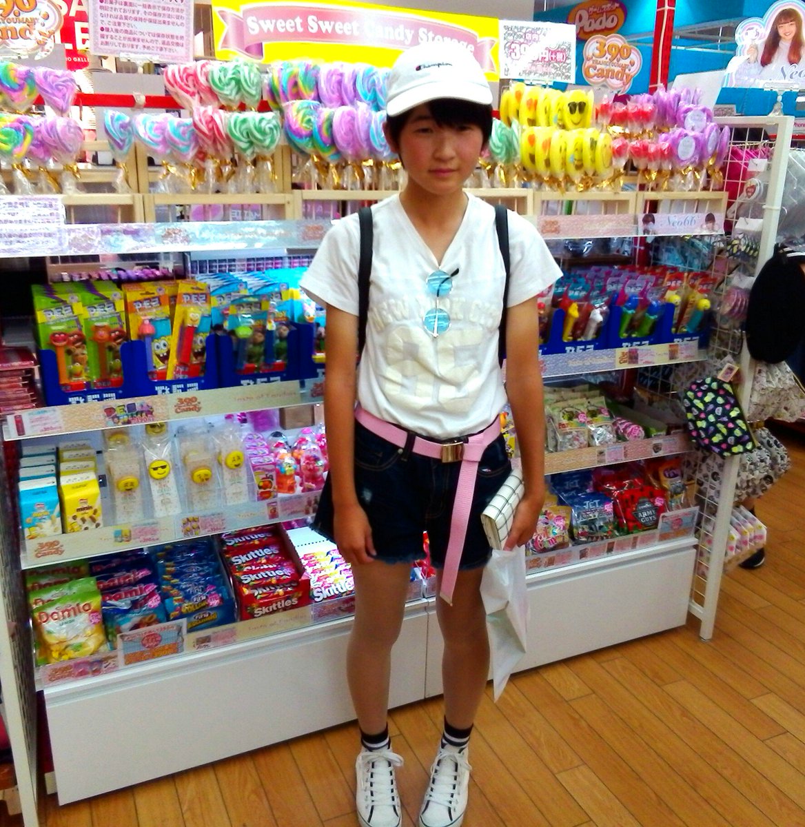 サンキューマートイオンタウン郡山店 A Twitter お客様スナップ はるなさん 色をうまく使っているお洒落なはるなさん なんとサンキュマートのサングラスを付けてくれてました とっても似合ってます ピンクのガチャベルトとデニムの組み合わせも抜群