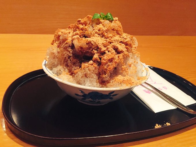 注文したかき氷が完全にカツ丼で笑ってる 