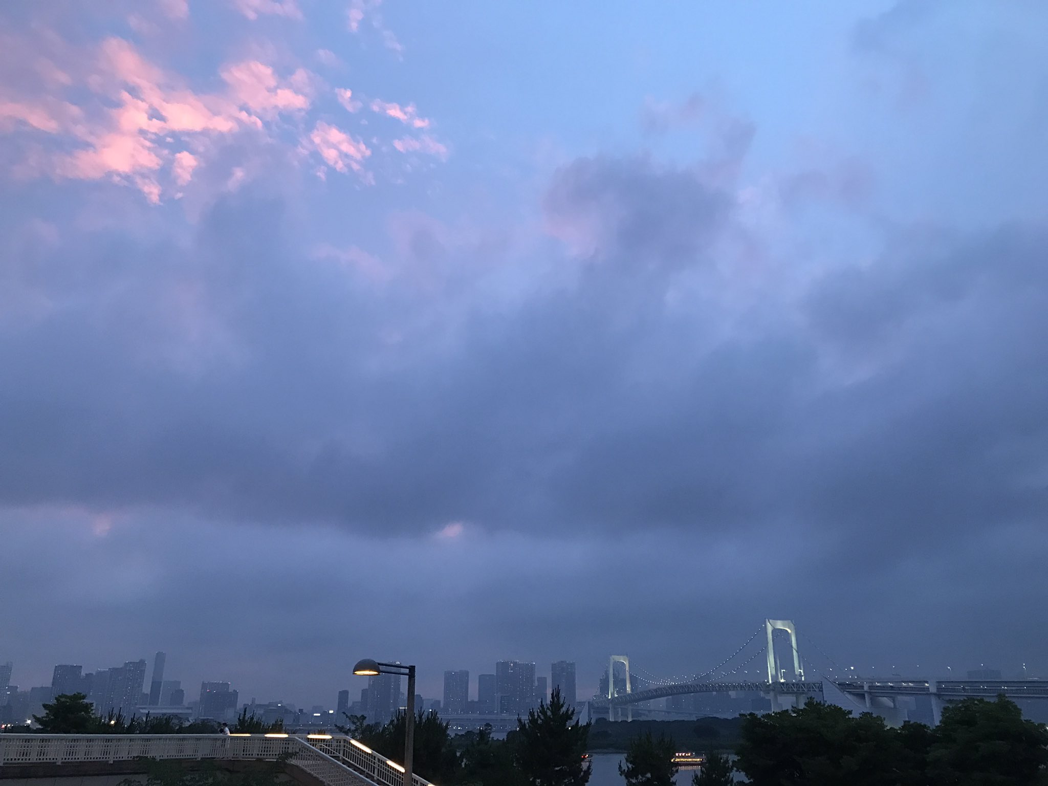 わとそん 聞いてあげてください 今日は1人でお台場に向かい 1人でソニーエクスプローラサイエンスを楽しみ 1人で買い物をして 1人でお台場の景色を堪能し 1人で飯を食い 1人で夜のイルミネーションを眺める 台場はデートスポットらしく俺は足を