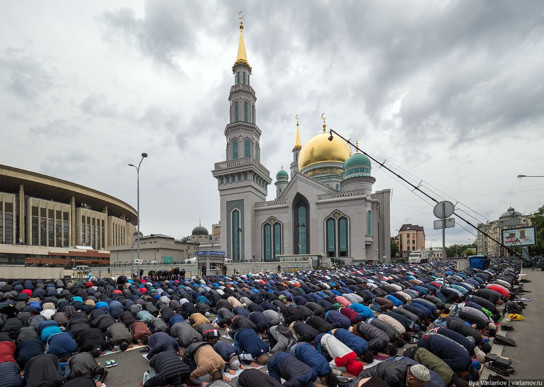 Ураза байрам фото картинки. Московская Соборная мечеть Рамадан. Ураза байрам в Москве.