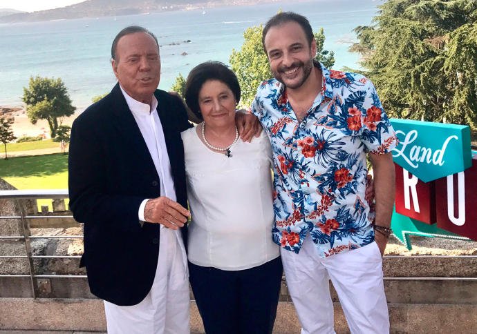 <a href="/landrobervilar/">😊</a>, #TT con su entrevista a <a href="/JulioIglesias/">JULIO IGLESIAS</a> en el <a href="/PazoLosEscudos/">Pazo Los Escudos</a> con la #RíadeVigo de fondo #landroberjulioiglesias