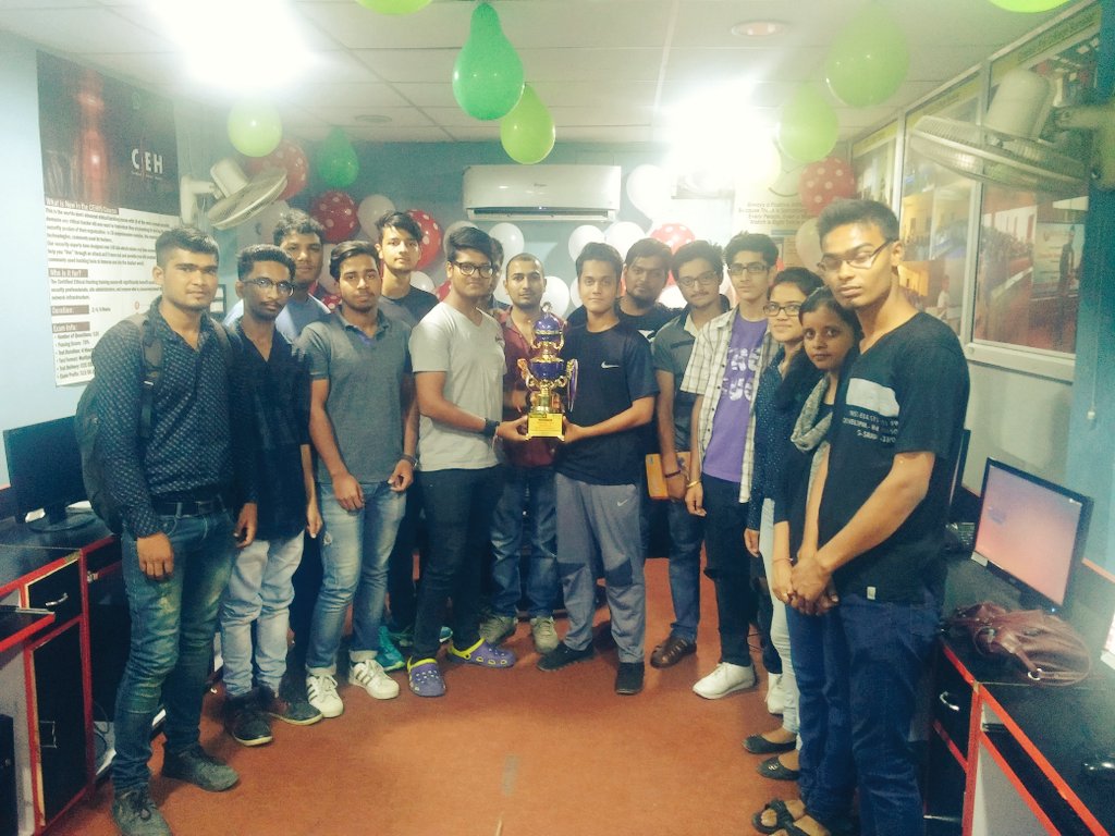 RealCyberGuru's tweet photo. All the fight for one Beauty 🏆
#HackTrix2k17 participants with the #Trophy
@Ashokkumarips @htTweets @ht_uttarakhand @CyberRadix #cyberradix https://t.co/nrI7DUijCG