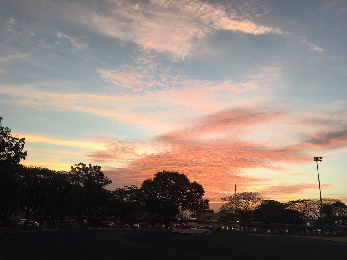 Maattteeooo's tweet photo. Ateneo blue oval sundown 🎨🤤 https://t.co/H9shv2Qx1V