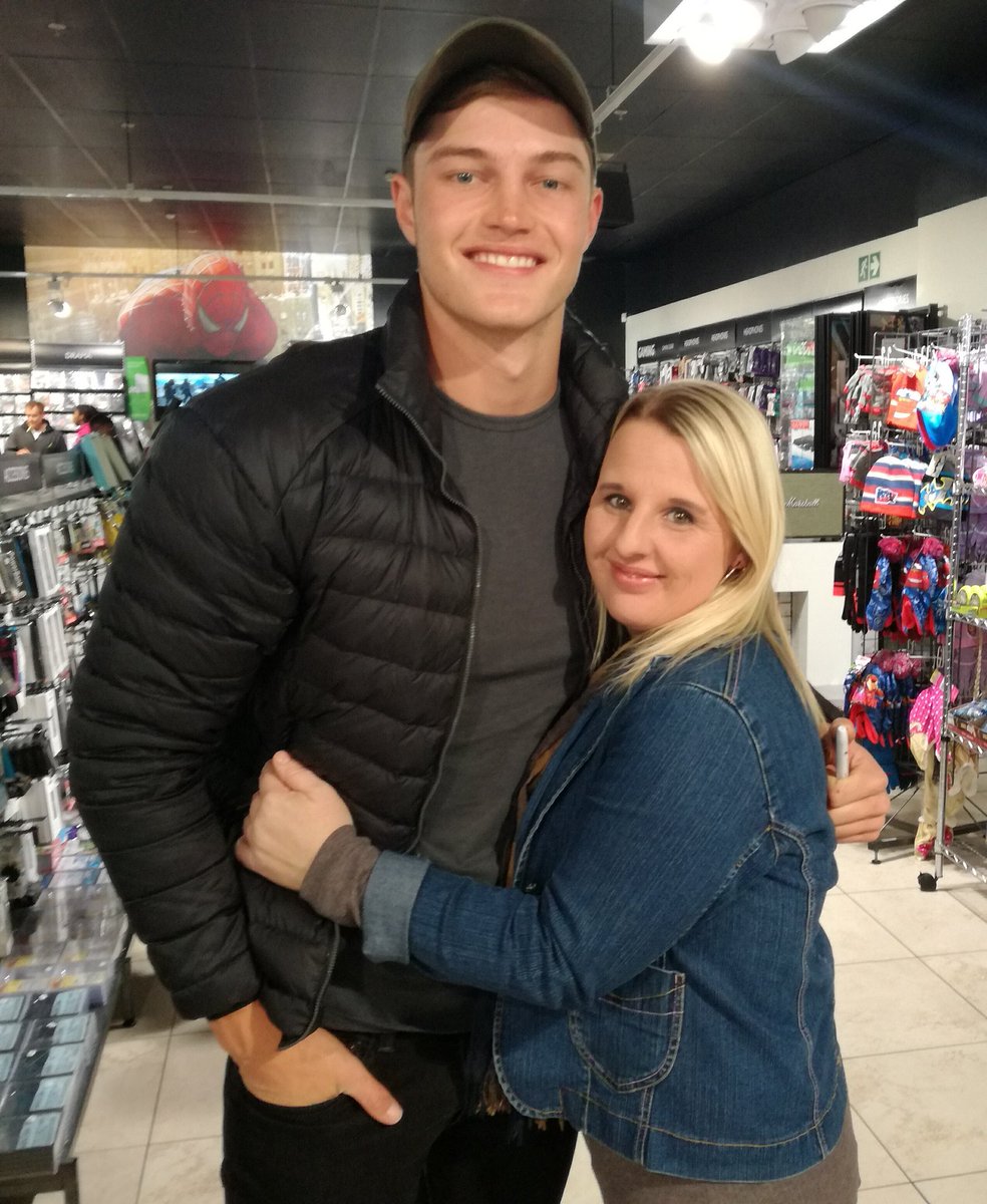 TheartHenriette's tweet photo. Was lekker om jou te sien @BrendanPeyper Dankie vir jou 2 en 'n half ure show by Ejs....was awesome !
#MusicaMeetAndGreet
#EjsPaarl https://t.co/kEkO97UeYN