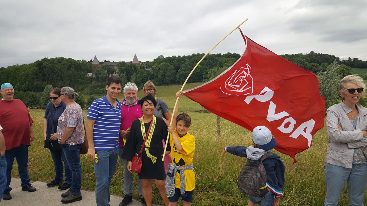 PvdALimburg's tweet photo. Ruim 100 #PvdA-ers uit heel #Limburg staan nu op #N278 bij #Nijswiller voor de actie tegen sluiting van kerncentrale #Tihange #stoptihange https://t.co/1xuWSZr7DB