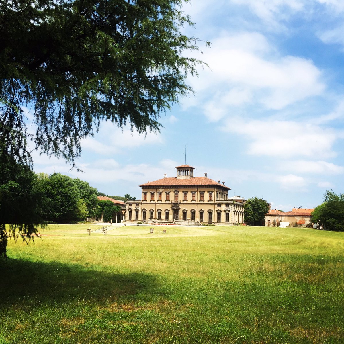 #summerinlombardia a meno di venti km dal Duomo #Milanoaplacetobe #villaBagatti #Varedo #VilleaperteinBrianza #parcogrugnotorto