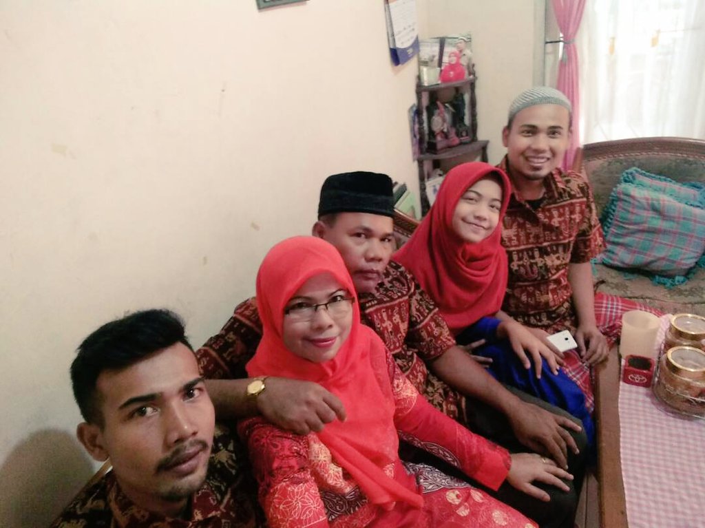 syandiagusta's tweet photo. Ied Mubarrak 1 Syawal 1438 H
#MohonMaafLahir&Bathin
#BBRM #GGDHebat #الله اكبر https://t.co/ORorXCNKIB