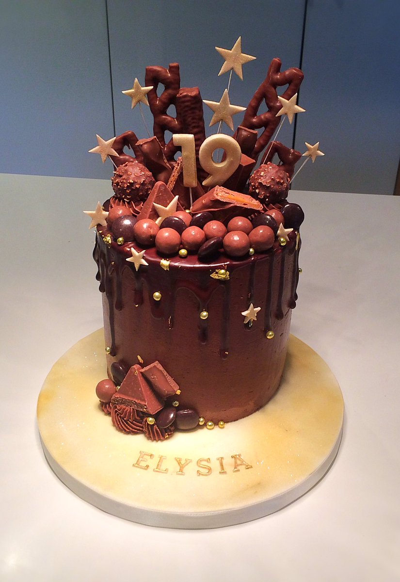 rachrad07's tweet photo. Chocolate drip cake ⭐️🍫#chocolateheaven #goldsparkle #goldleaf https://t.co/FYongydE9I