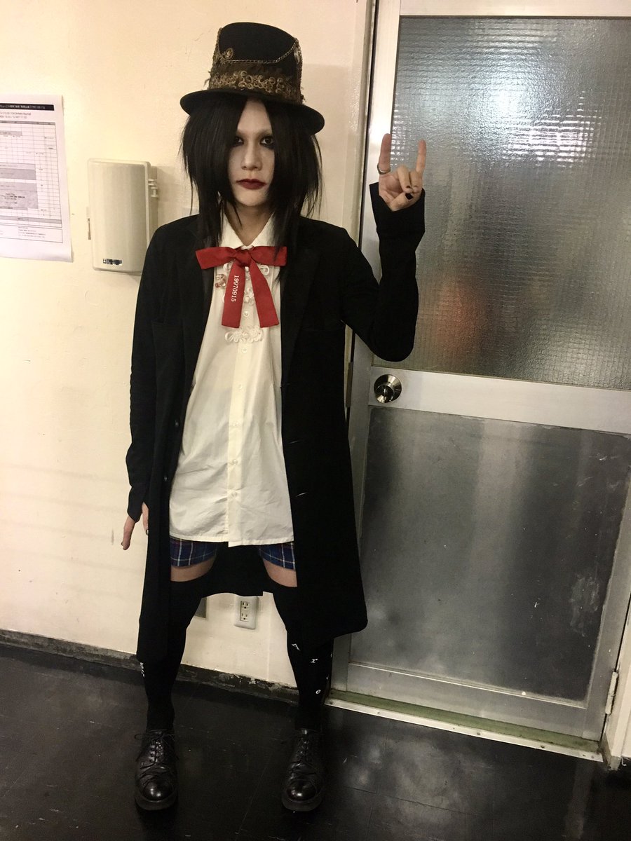 過去の自分を模倣スル。 なんとも不思議な感覚ヨ。 割れた窓ヲ。 幽体