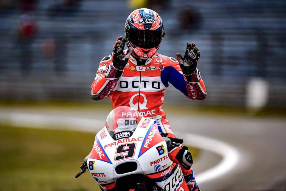 Testdriver_'s tweet photo. #GPAssen #AssenGP #Rossi vince una grande battaglia con #Petrucci! Peccato per #Dovizioso 5°, ma leader del mondiale!! #Ducati #VR46 https://t.co/lQdMcGgwtc