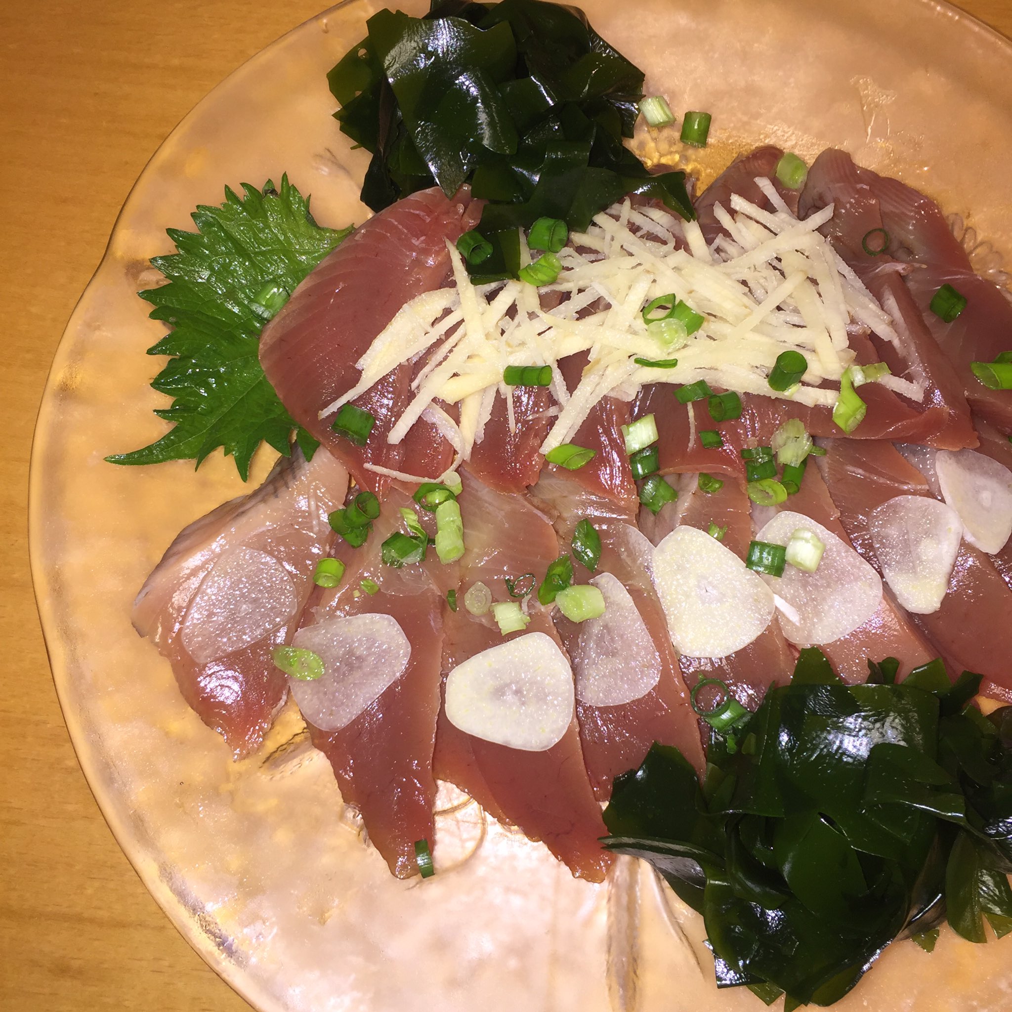 わか カツオのお刺身ー 新にんにくスライス 生姜で 夕飯 家ごはん おうちごはん Dinner 家飲み 家呑み カツオ 鰹 にんにく 新にんにく T Co Hrx3gzllpl Twitter