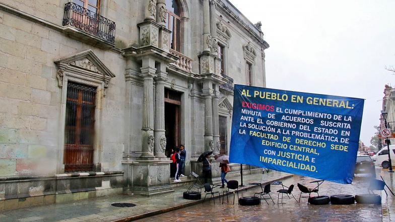 fotoperiodistas's tweet photo. https://t.co/b21JIhgHf3 Intentan porros boicot a examen de admisión de la UABJO - NVI Noticias https://t.co/sr4jLfkrPj https://t.co/16jeVuOiNe
