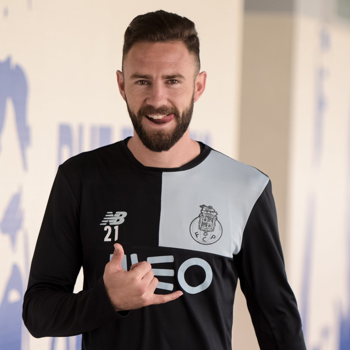 .Miguel_layun  29.º  Deixa a tua mensagem de parabéns!
Happy birthday!
iFeliz cumpleaños! 