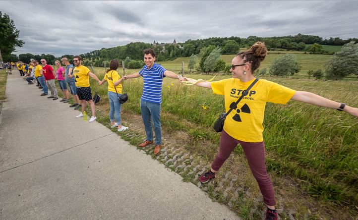 delimburger's tweet photo. 50.000 mensen vormen ketting tegen Tihange, 10.000 meer dan zich vooraf hadden aangemeld
https://t.co/2xAQcAUlOH https://t.co/JNEgtBP7TW