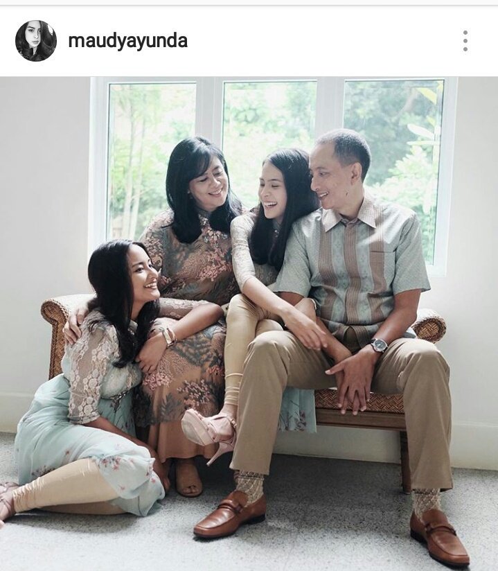 MaudearsAyunda's tweet photo. Minal aidin walfaidzin, mohon maaf lahir batin teman2 Maudears dan @maudyayunda maaf kalau ada salah selama disini🙏 Salam utk keluarga😊 https://t.co/N5aUvEFNMI